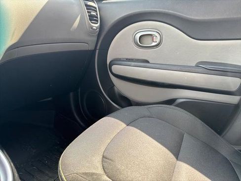 Used 2016 Kia Soul + FWD image 18