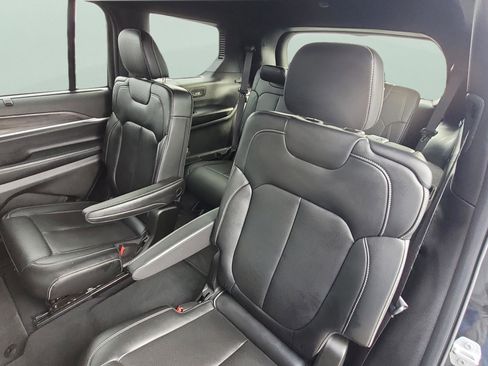 Used 2025 Jeep Grand Cherokee L Limited w/ Luxury Tech Group II image 18