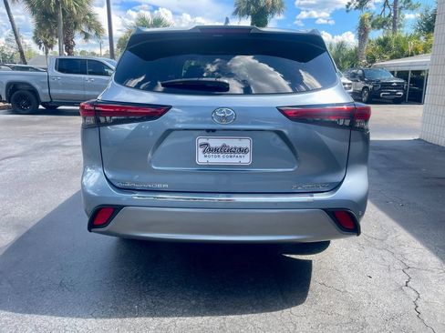 Used 2023 Toyota Highlander Platinum FWD image 4