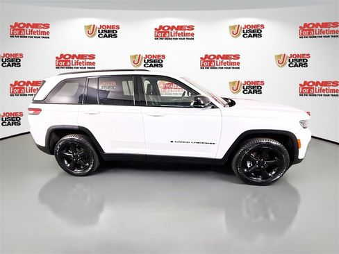 Used 2023 Jeep Grand Cherokee Altitude image 17