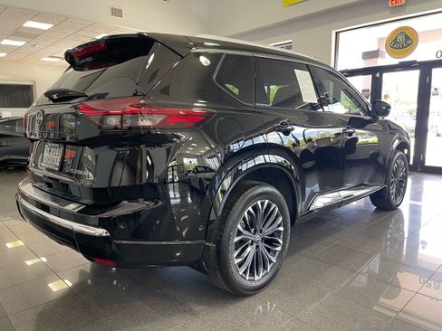 Used 2025 Nissan Rogue Platinum w/ Tech Package FWD image 5
