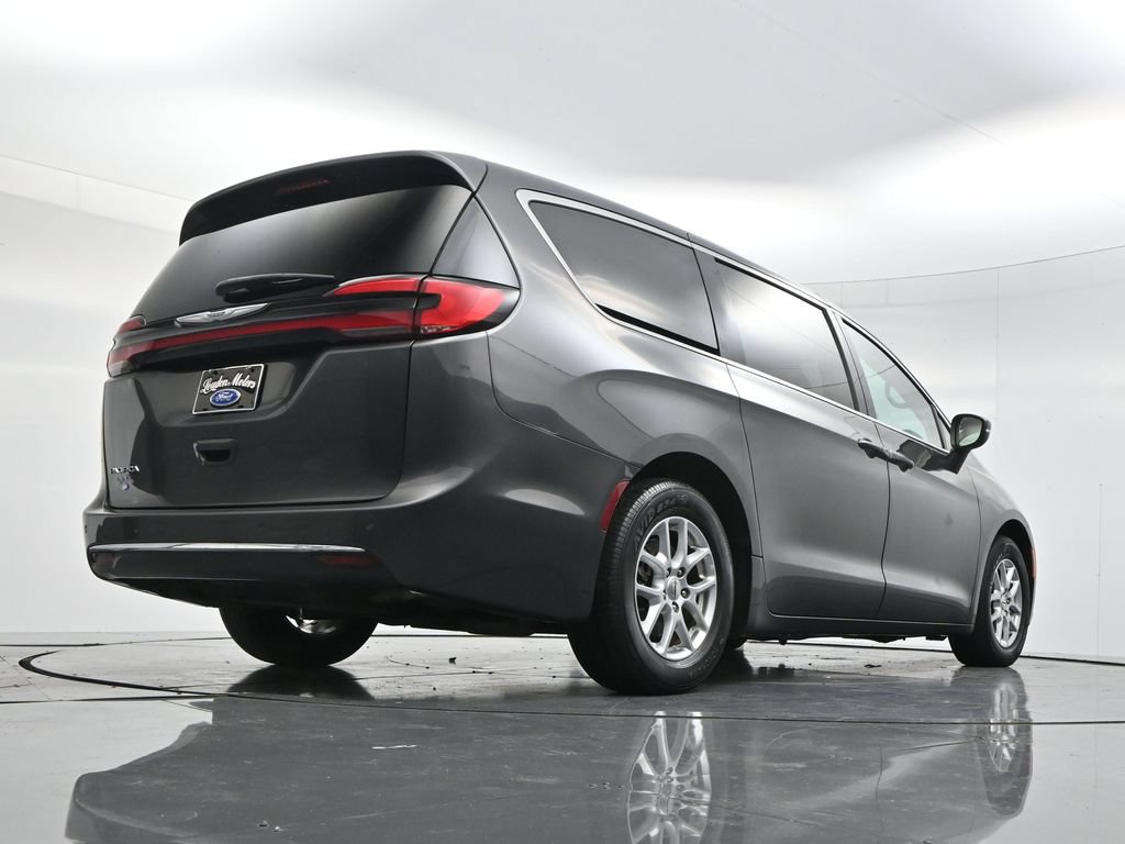 Used 2023 Chrysler Pacifica Touring-L FWD image 44