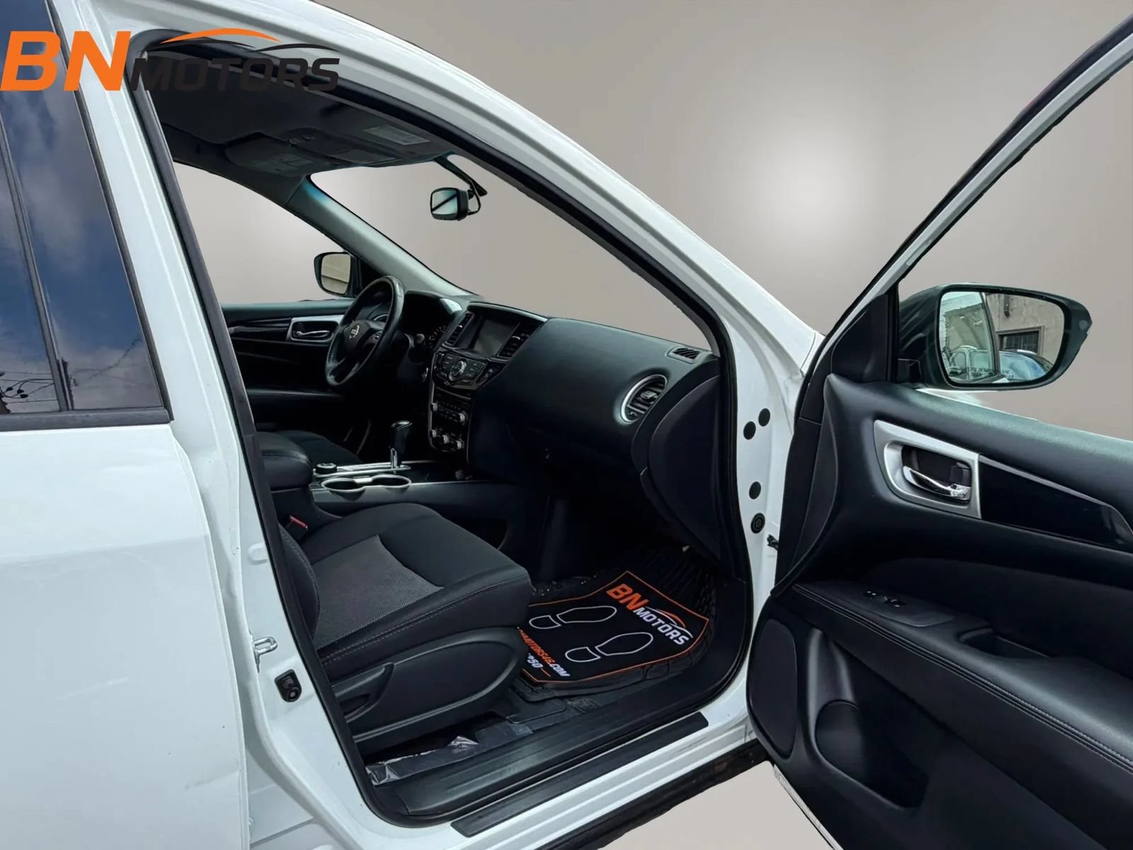 Used 2018 Nissan Pathfinder SV AWD/4WD image 16