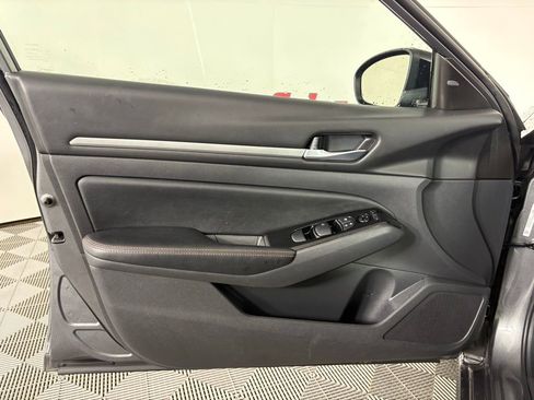 Used 2025 Nissan Altima 2.5 SR image 12