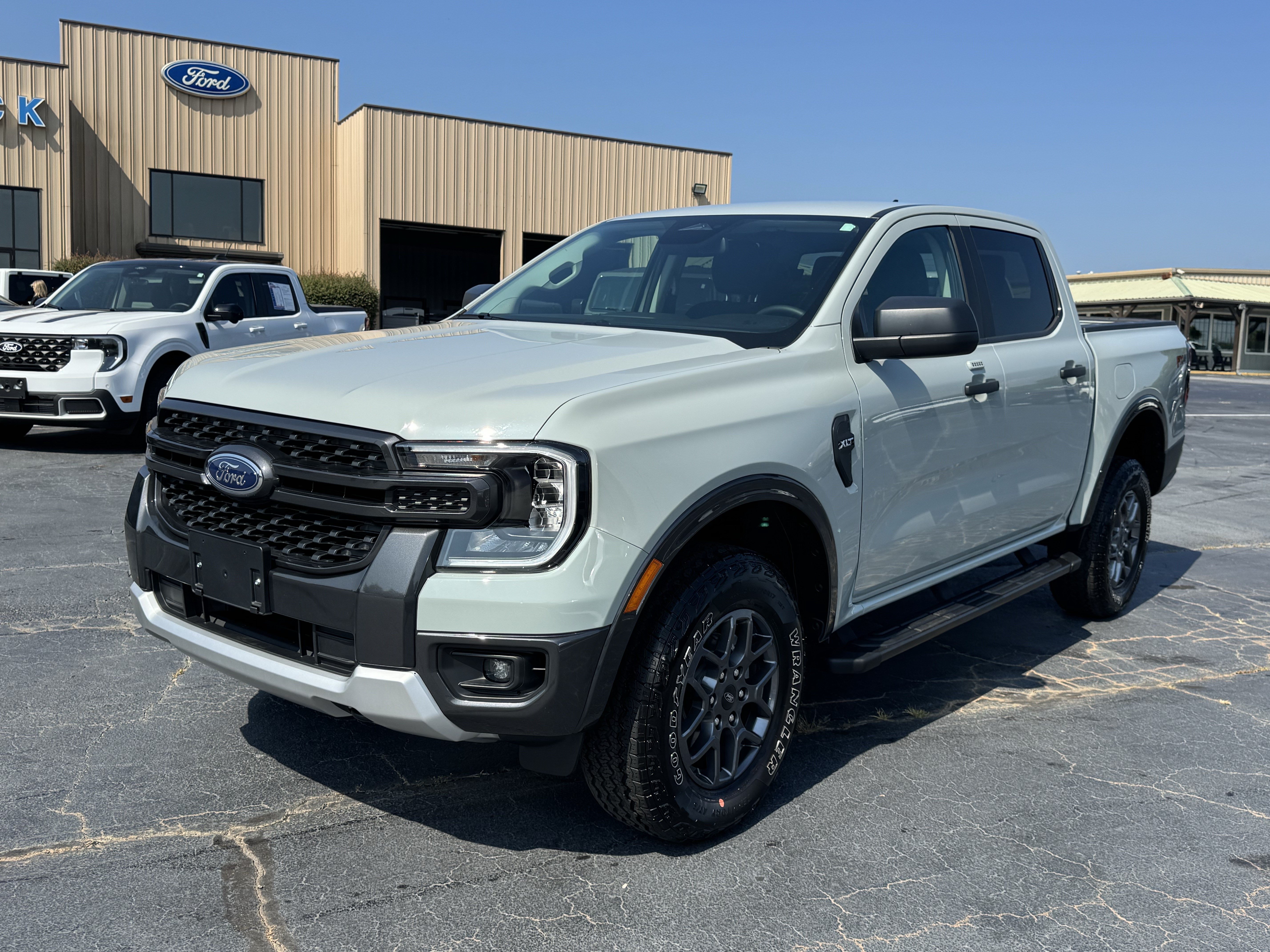 Used 2024 Ford Ranger XLT w/ FX4 Off-Road Package AWD/4WD image 2