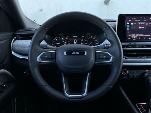 Used 2025 Jeep Compass Latitude image 33