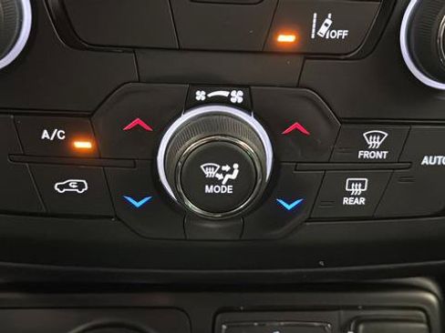 Used 2021 Jeep Renegade Latitude AWD/4WD image 17