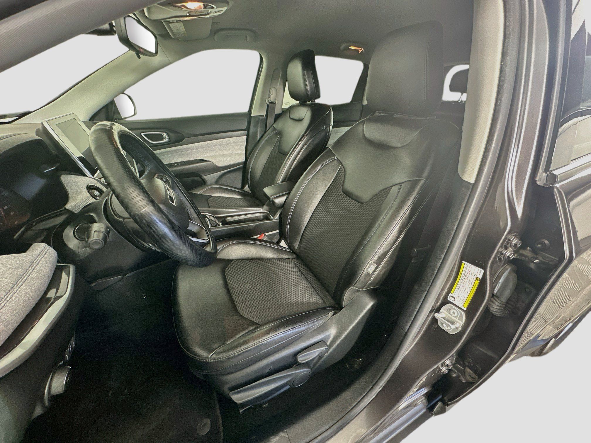 Used 2022 Jeep Compass Latitude FWD image 13