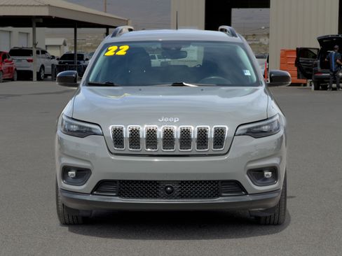 Used 2022 Jeep Cherokee Latitude Lux w/ Mopar Interior Package FWD image 8
