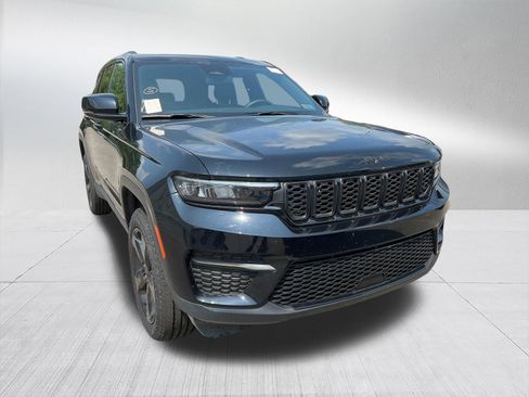 Used 2023 Jeep Grand Cherokee Altitude AWD/4WD image 2