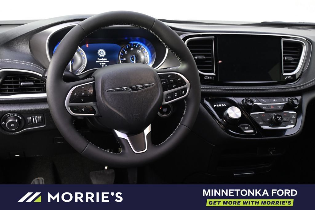 Used 2026 Chrysler Pacifica Select FWD image 13