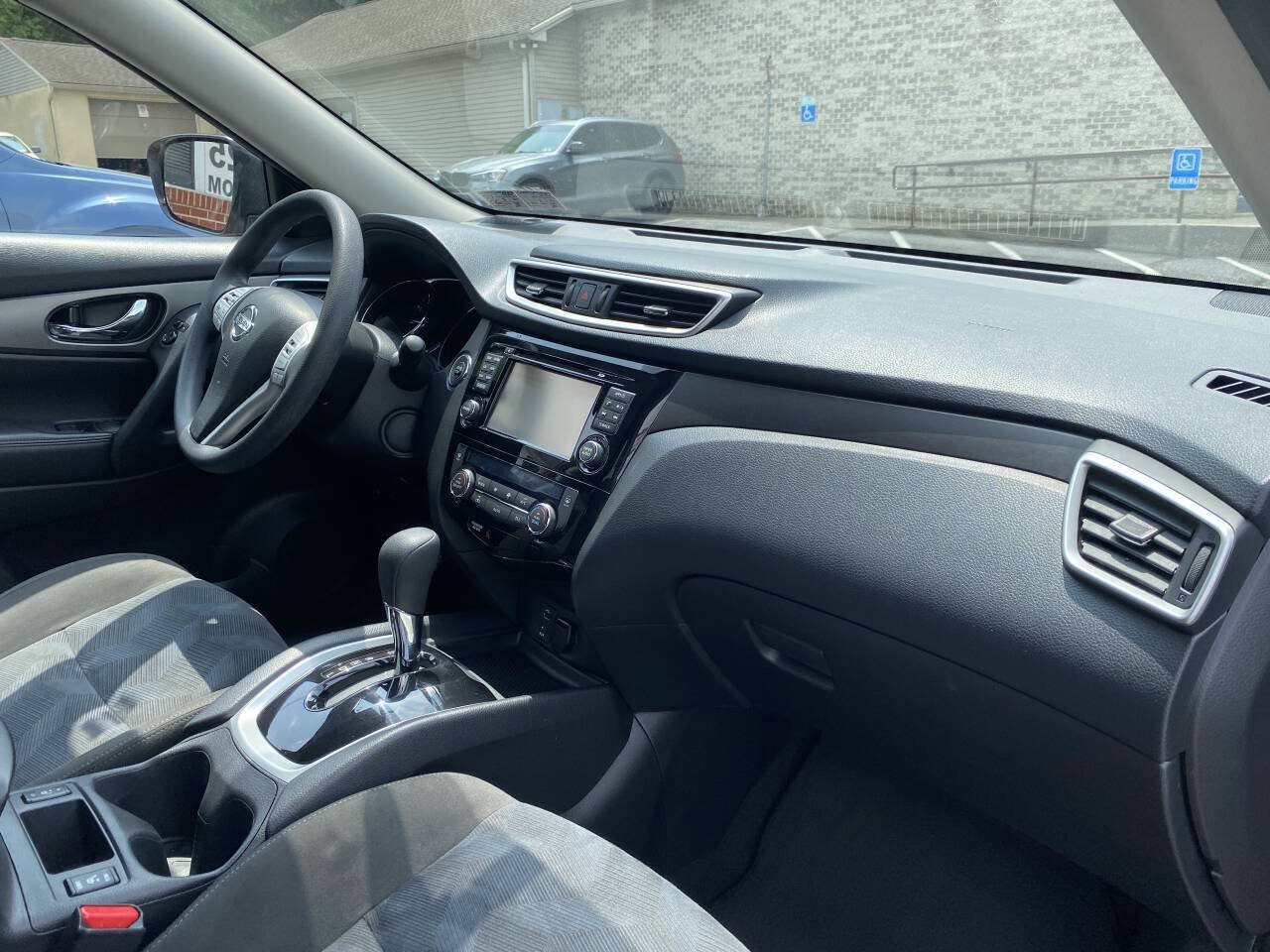 Used 2016 Nissan Rogue SV w/ SV Premium Package AWD/4WD image 17