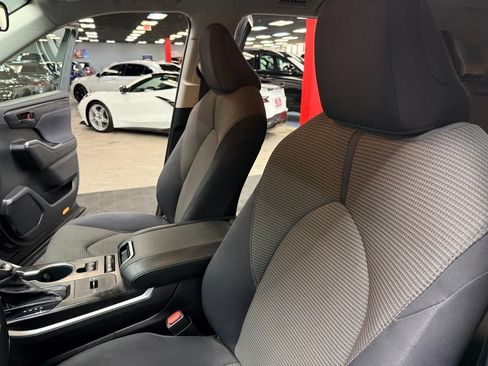 Used 2020 Toyota Highlander LE FWD image 34