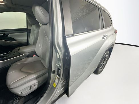 Used 2023 Toyota Highlander XLE FWD image 12