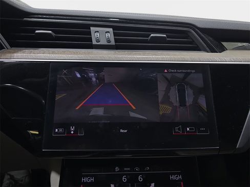 Used 2021 Audi e-tron Premium Plus w/ Premium Plus Package image 23
