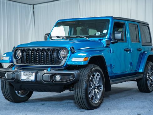 Used 2024 Jeep Wrangler Unlimited w/ Convenience Group AWD/4WD image 3