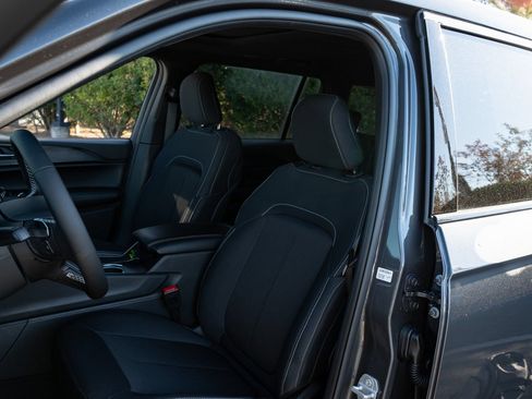 Used 2025 Jeep Grand Cherokee L Laredo RWD image 15