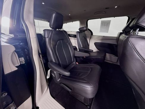 Used 2022 Chrysler Pacifica Touring-L AWD/4WD image 27