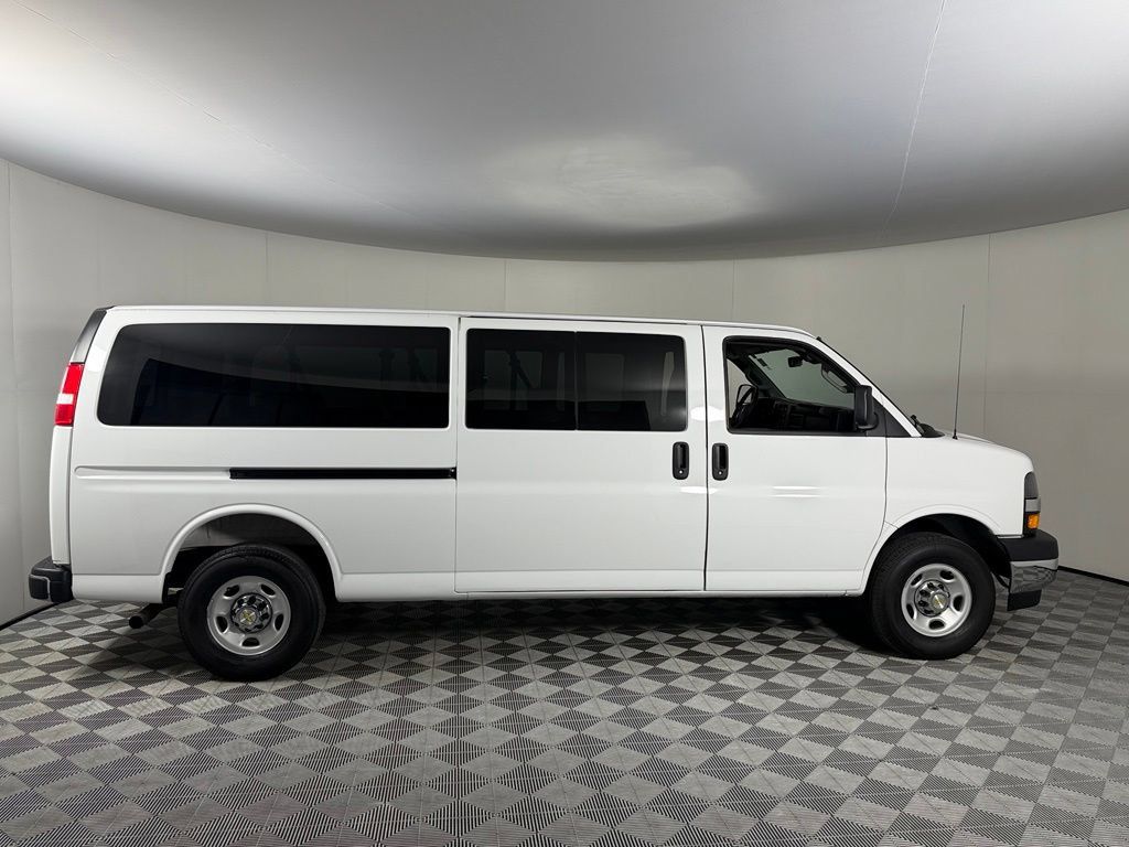 Used 2025 Chevrolet Express 3500 LT w/ LT Preferred Equipment Group RWD image 4