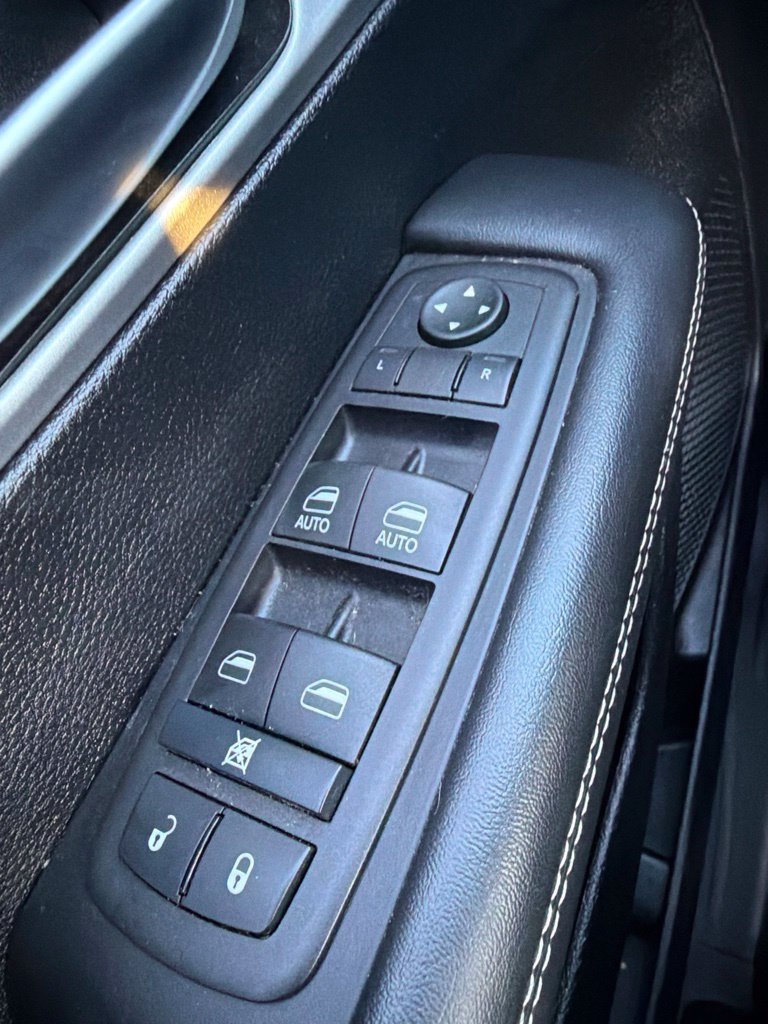 Used 2024 Chrysler Pacifica Touring FWD image 17