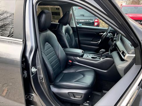 Used 2023 Toyota Highlander XLE image 8