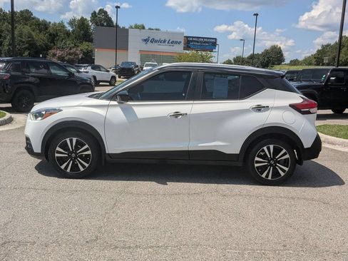 Used 2019 Nissan Kicks SV FWD image 2