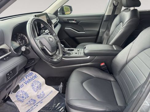 Used 2025 Toyota Highlander XLE AWD/4WD image 9