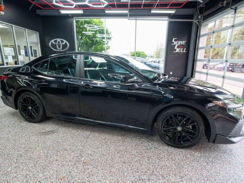 Used 2025 Toyota Camry SE FWD image 4