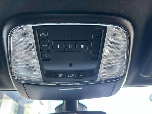 Used 2017 Jeep Grand Cherokee Limited image 25