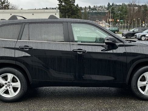 Certified 2023 Toyota Highlander L image 4