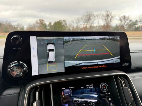 Used 2023 Lexus LX 600 4WD w/ Luxury Package image 47