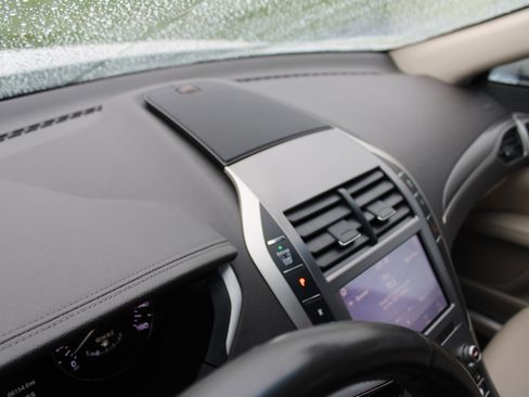 Used 2020 Lincoln MKZ image 19