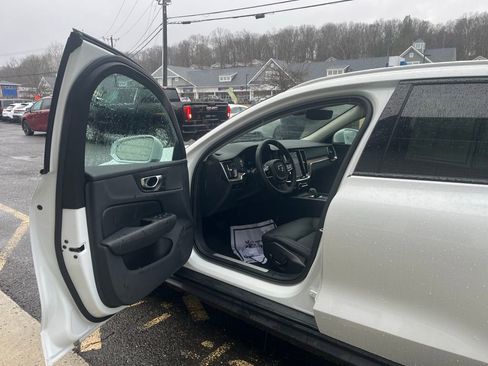 Used 2025 Volvo V60 B5 Cross Country Plus image 7