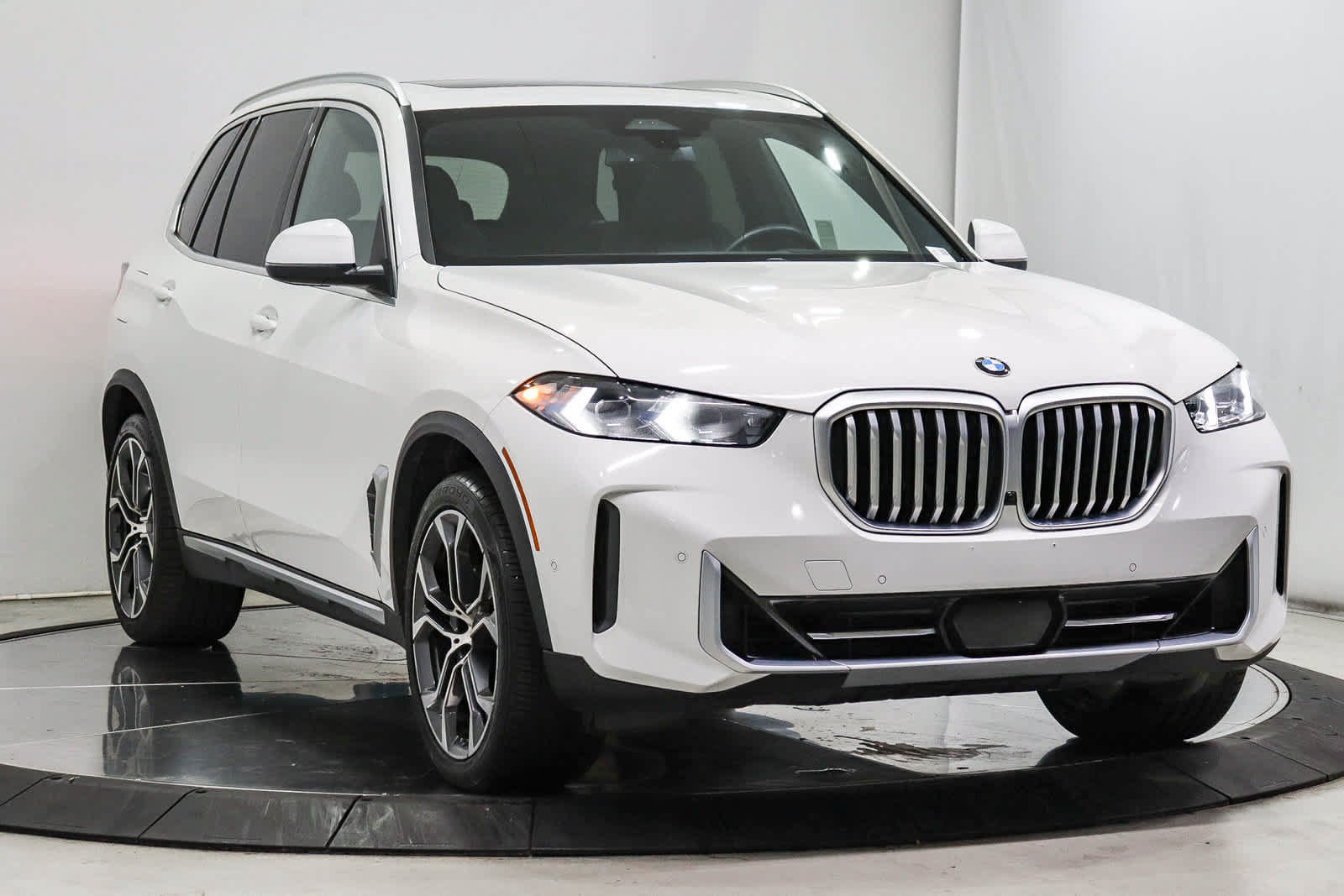 Used 2025 BMW X5 sDrive40i w/ Executive Package RWD image 3