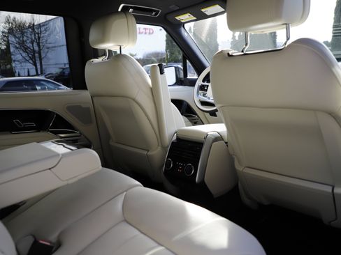 New 2026 Land Rover Range Rover SE image 13