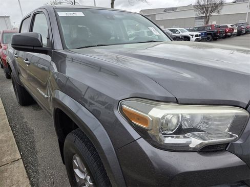 Used 2018 Toyota Tacoma SR5 image 9