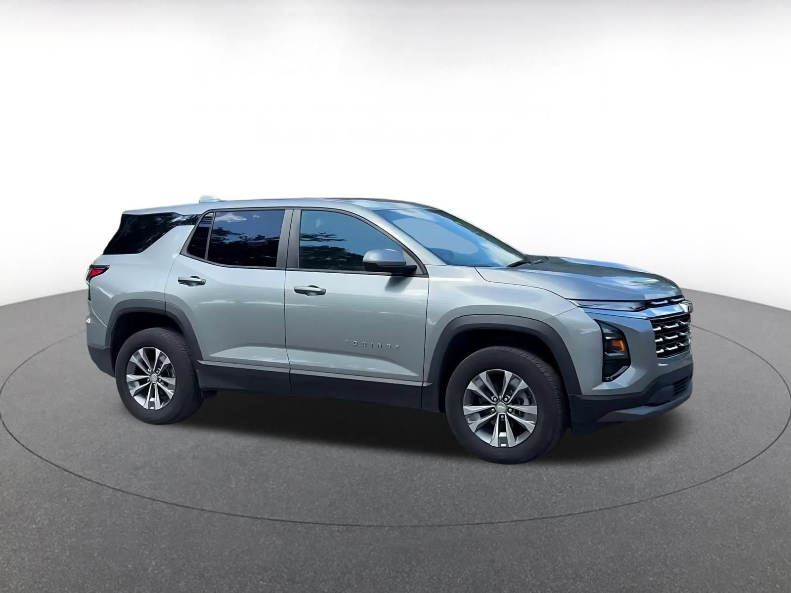 Used 2025 Chevrolet Equinox LT FWD image 2