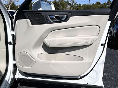 Used 2023 Volvo XC60 B5 Ultimate w/ Climate Package image 23