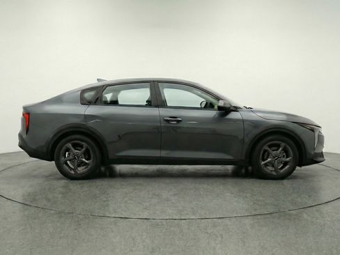 Used 2025 Kia K4 LXS image 11