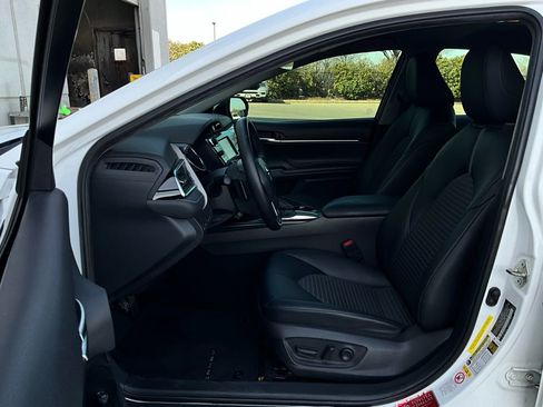 Used 2018 Toyota Camry SE image 9