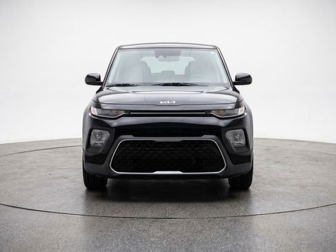 Used 2025 Kia Soul LX w/ LX Technology Package FWD image 2