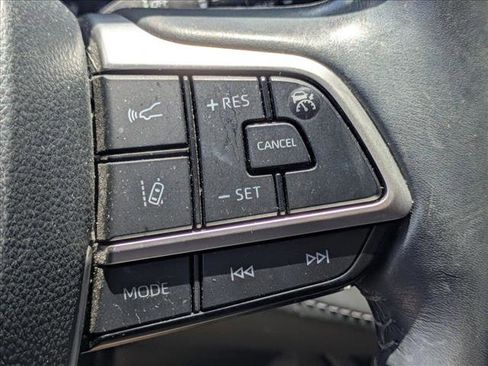 Used 2022 Toyota Highlander XLE FWD image 14