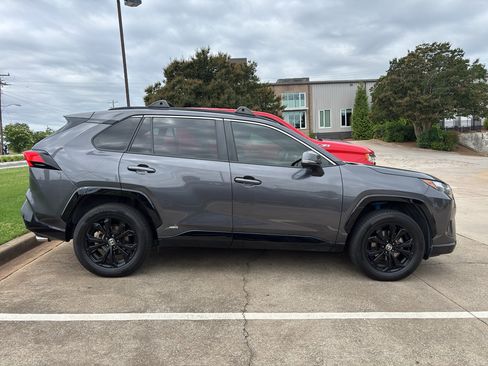 Used 2022 Toyota RAV4 SE w/ SE Grade Weather Package AWD/4WD image 4