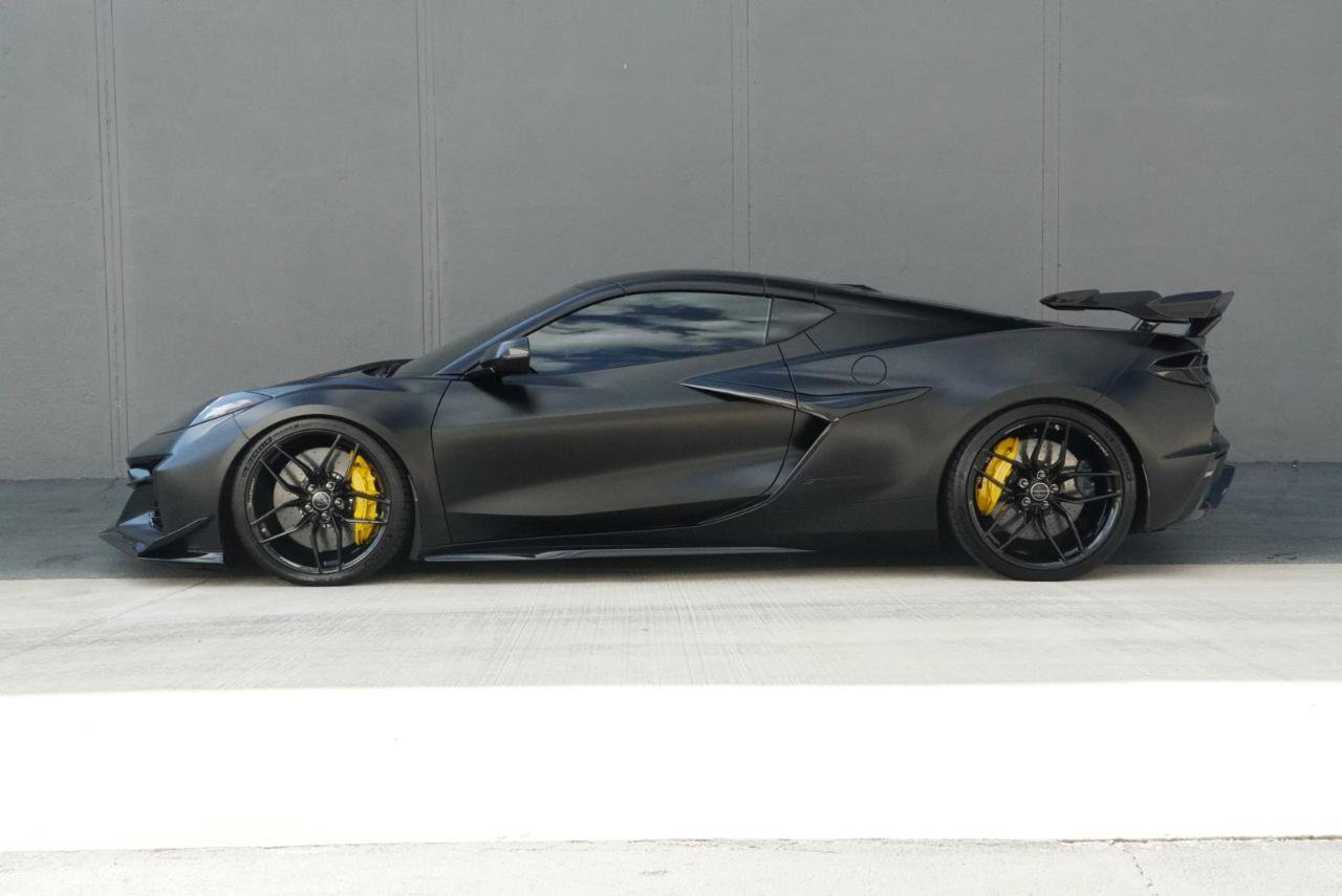 Used 2025 Chevrolet Corvette Z06 w/ Z07 Performance Package RWD image 4