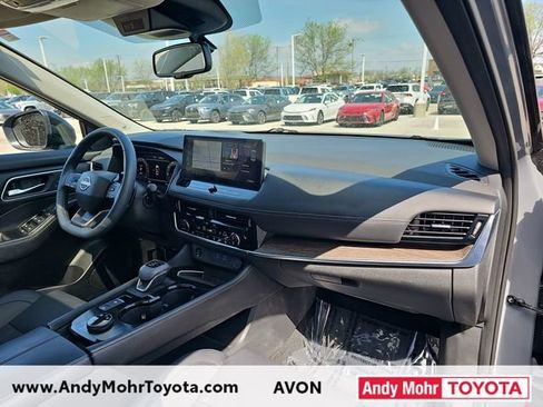 Used 2025 Nissan Rogue Platinum w/ Tech Package image 39