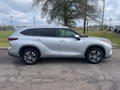 Used 2024 Toyota Highlander XLE image 7