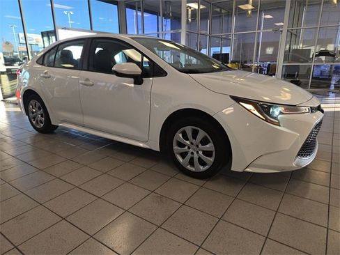 Used 2022 Toyota Corolla LE image 2