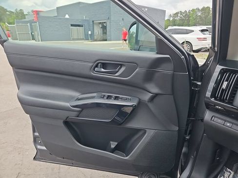 Used 2024 Nissan Pathfinder SV FWD image 33