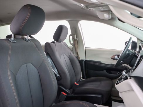 Used 2017 Chrysler Pacifica LX image 27