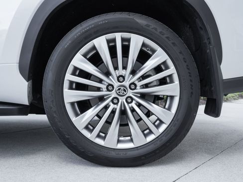 Used 2024 Toyota Highlander Platinum image 13